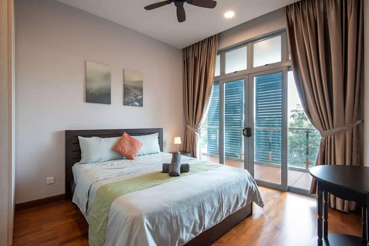 El tercer dormitorio tiene una cama tamaño queen y lujosas almohadas.
