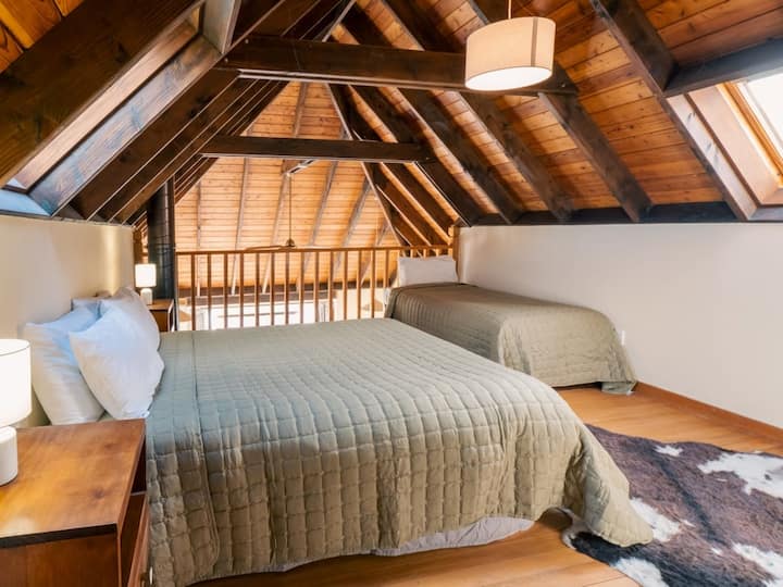 Entrepiso con una cama tamaño queen y una cama individual, perfecto para amigos o familiares