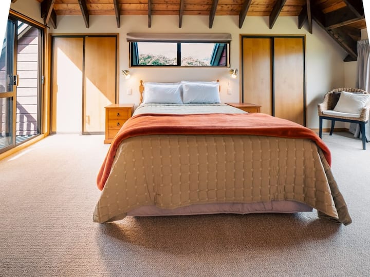 Dormitorio principal con cama tamaño queen y cama individual: espacio y comodidad