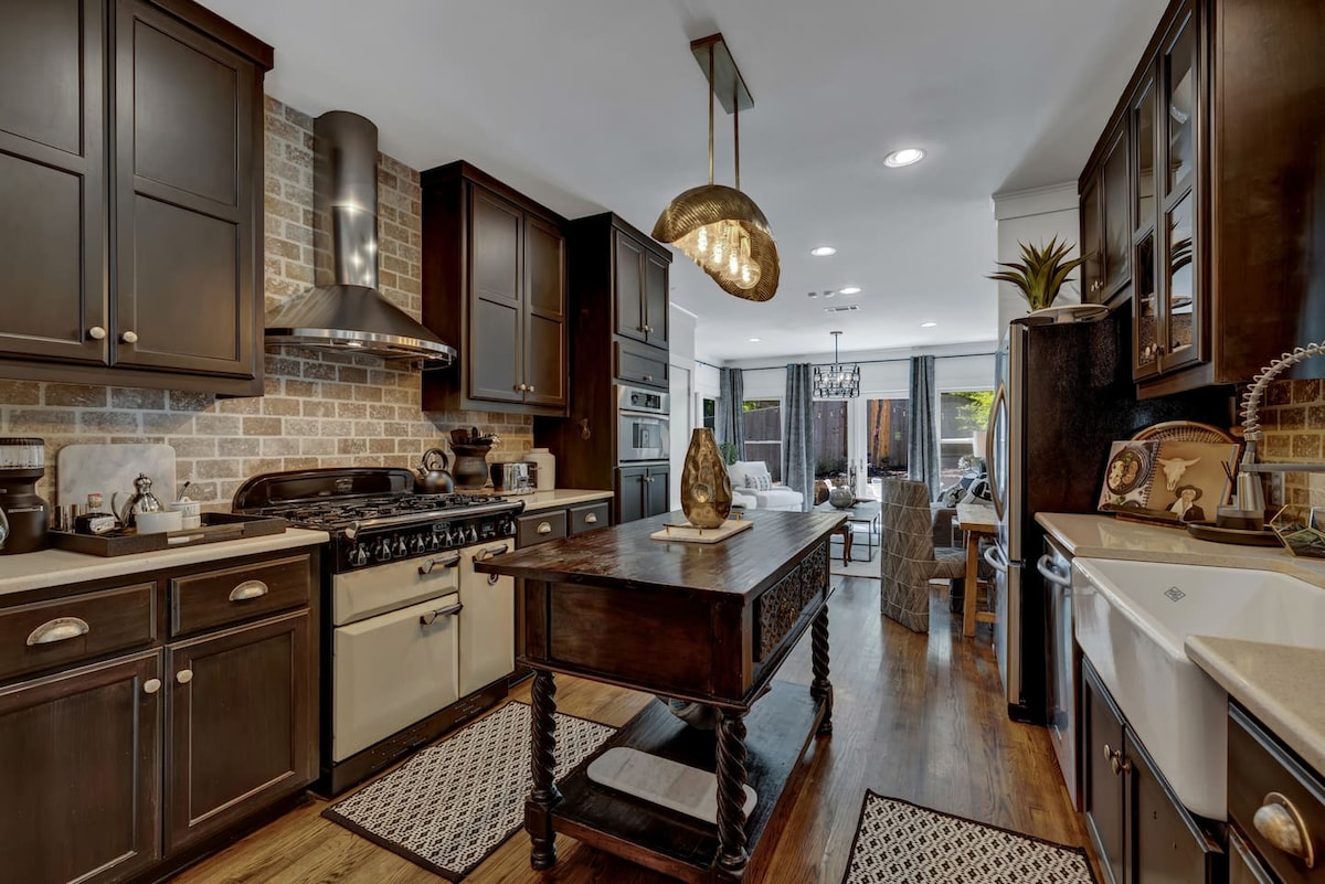 Walk to SOCO | Austin Luxury | Hot Tub | Fire Pit