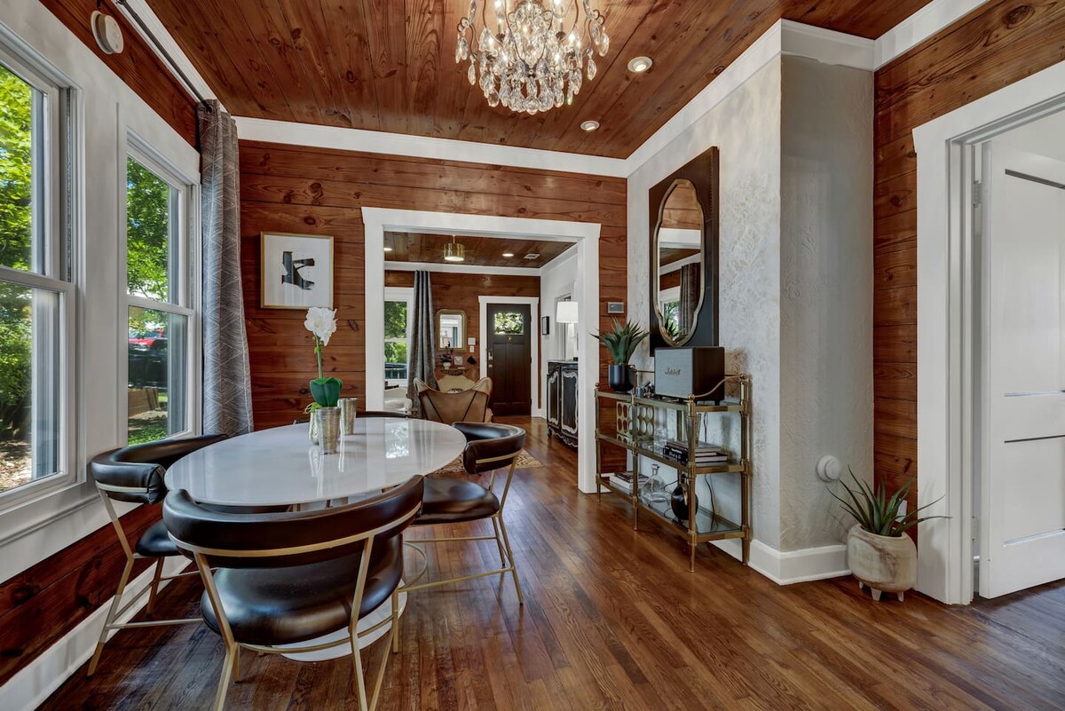 Walk to SOCO | Austin Luxury | Hot Tub | Fire Pit