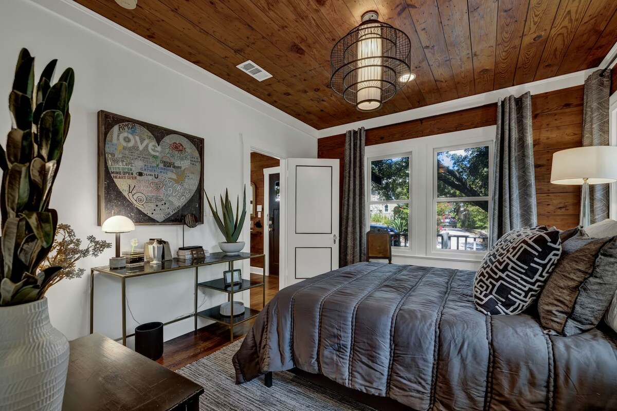 Walk to SOCO | Austin Luxury | Hot Tub | Fire Pit