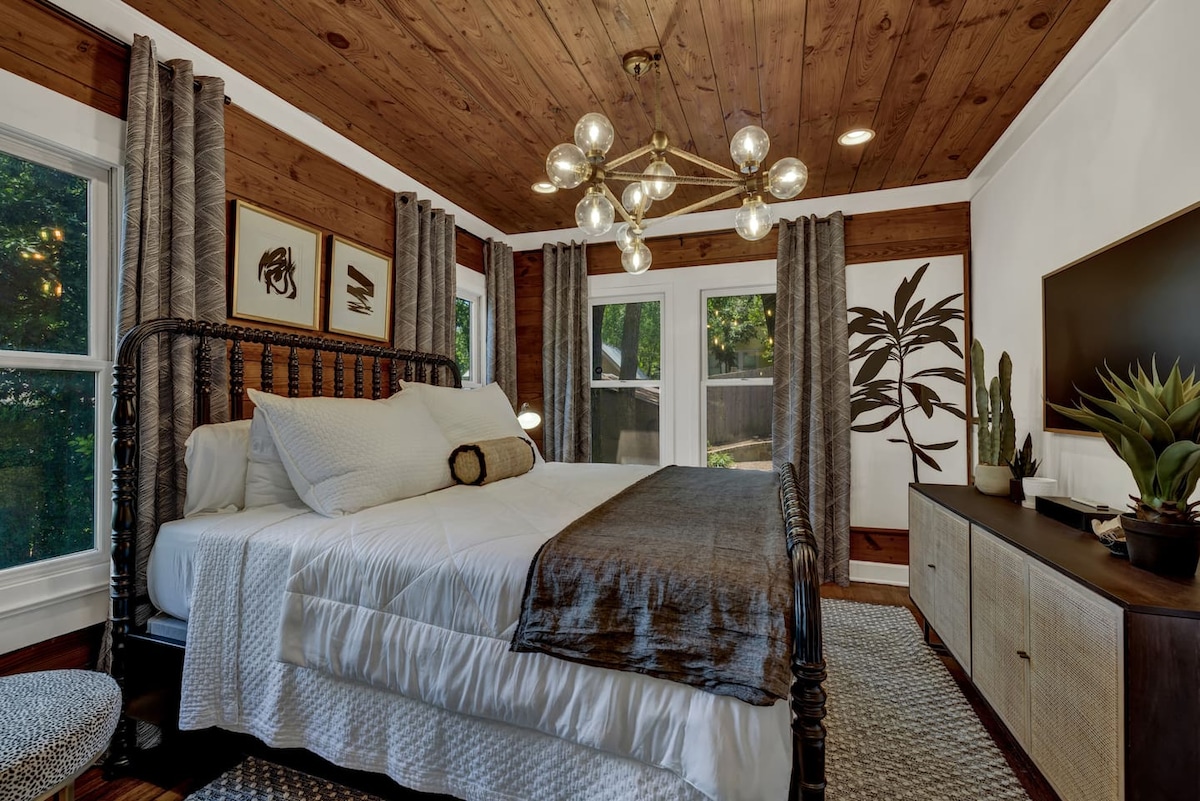 Walk to SOCO | Austin Luxury | Hot Tub | Fire Pit