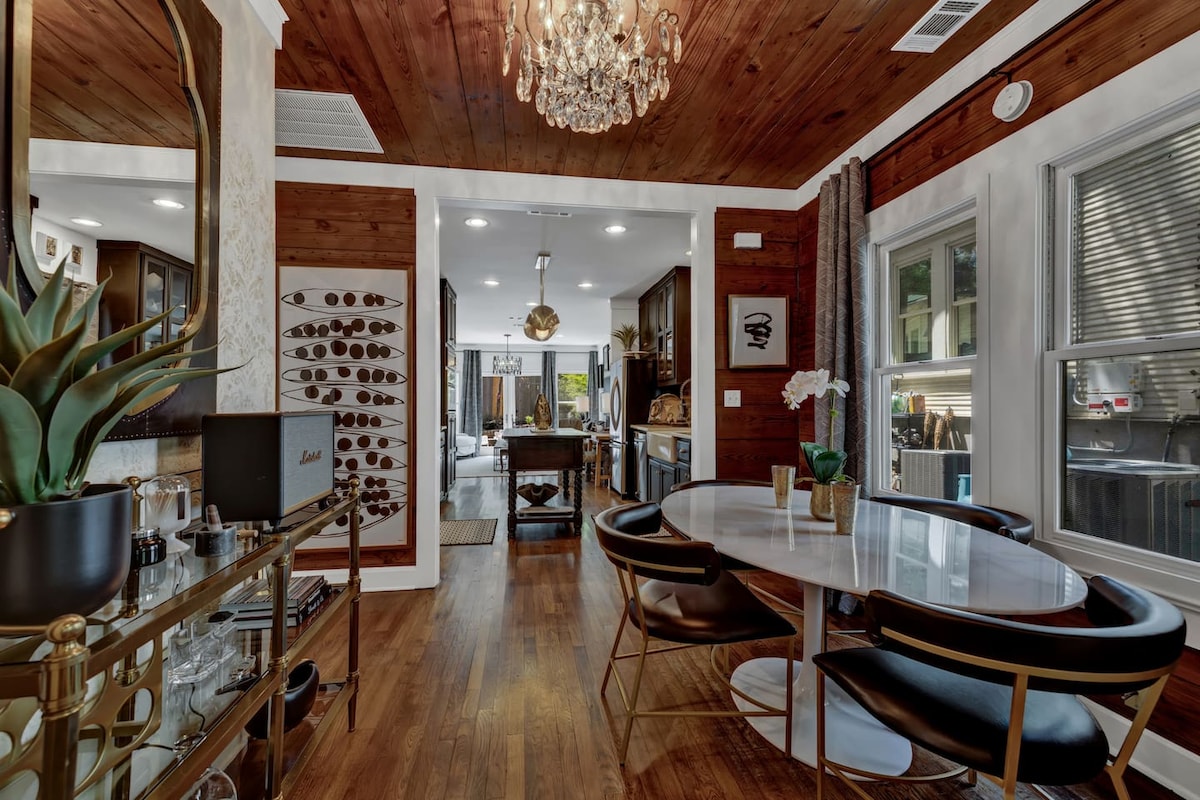 Walk to SOCO | Austin Luxury | Hot Tub | Fire Pit
