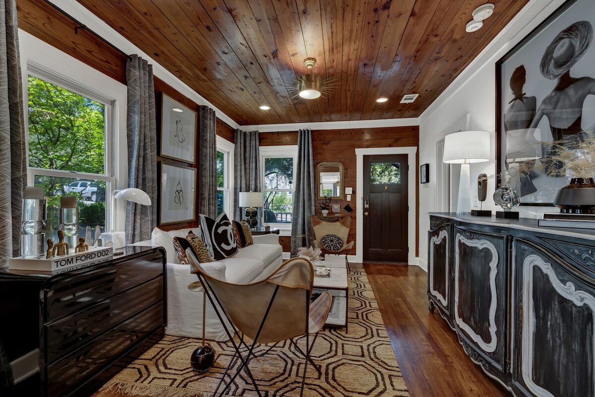 Walk to SOCO | Austin Luxury | Hot Tub | Fire Pit