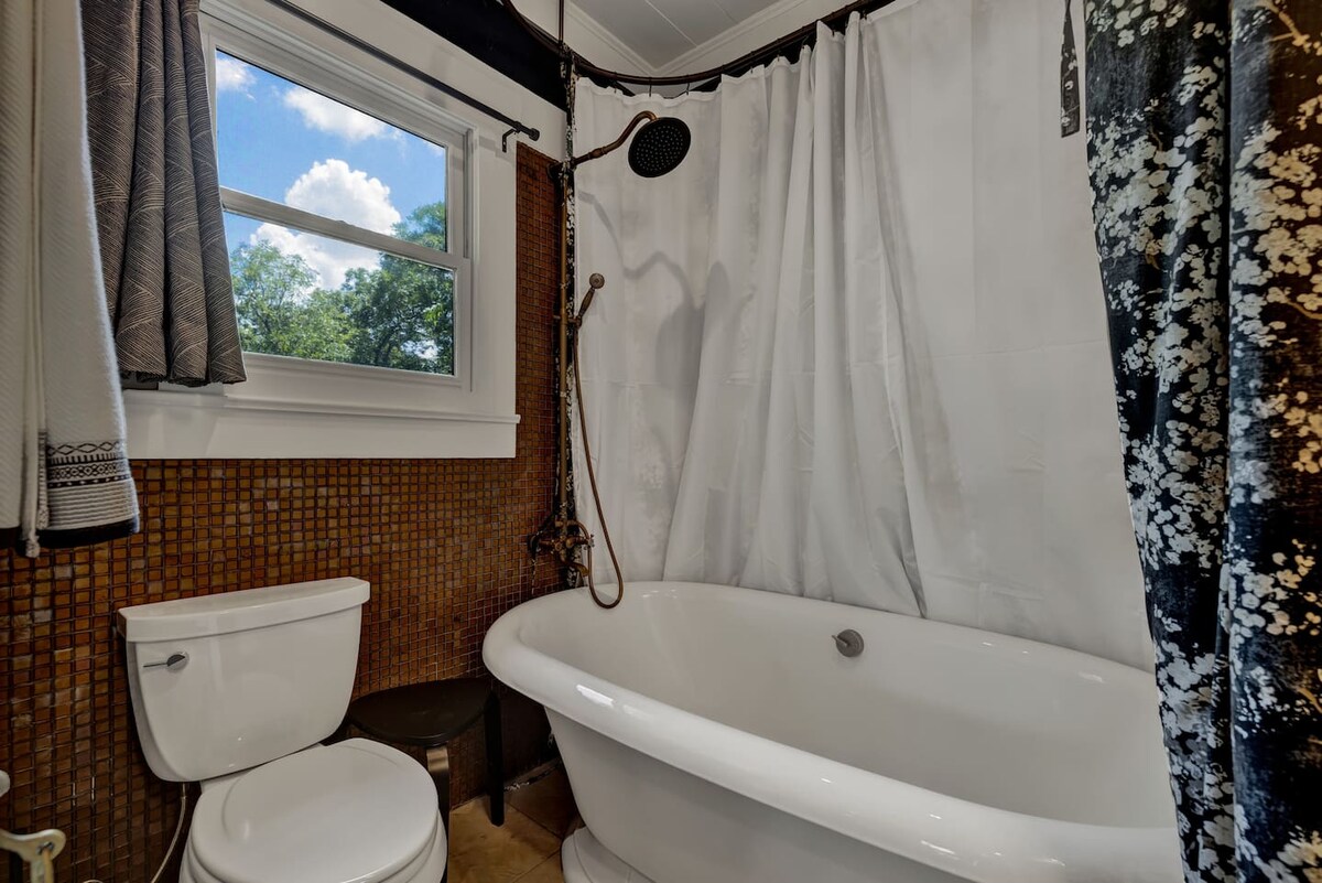 Walk to SOCO | Austin Luxury | Hot Tub | Fire Pit