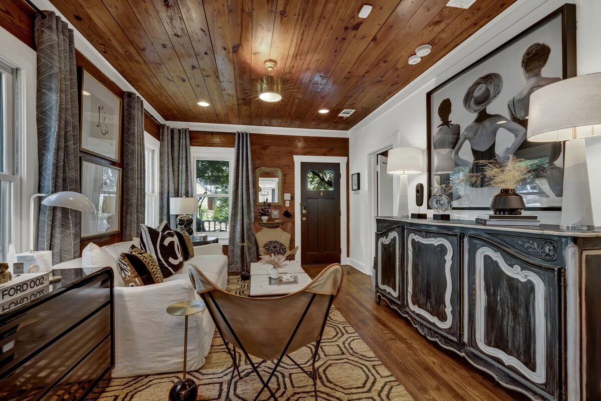 Walk to SOCO | Austin Luxury | Hot Tub | Fire Pit