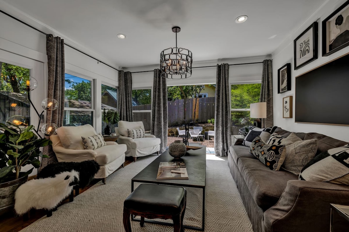 Walk to SOCO | Austin Luxury | Hot Tub | Fire Pit