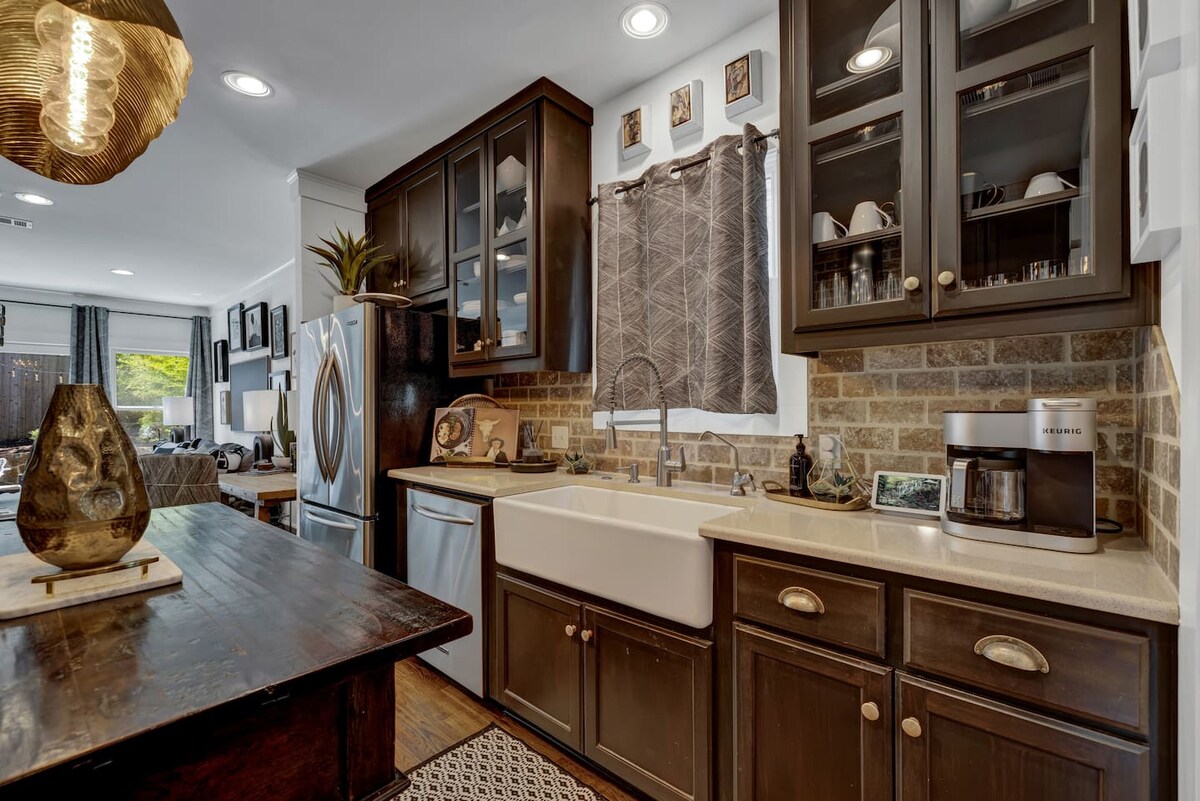 Walk to SOCO | Austin Luxury | Hot Tub | Fire Pit