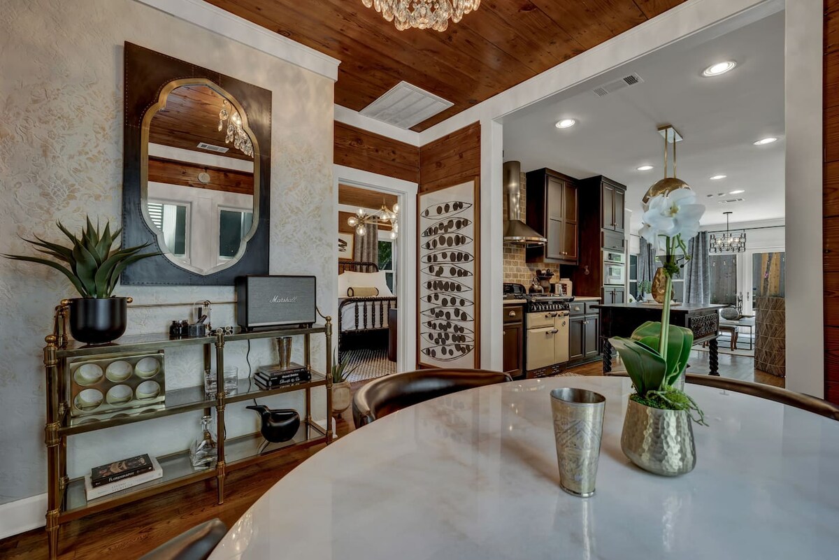Walk to SOCO | Austin Luxury | Hot Tub | Fire Pit