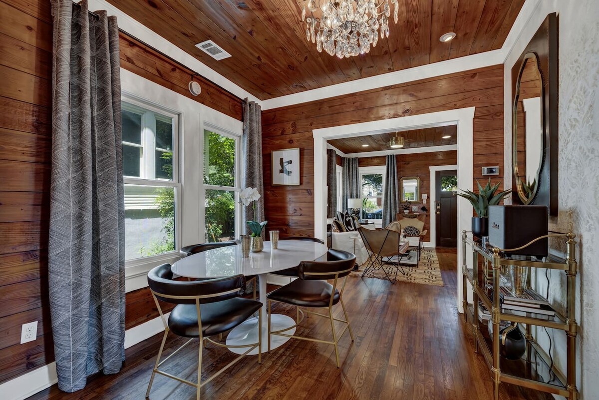 Walk to SOCO | Austin Luxury | Hot Tub | Fire Pit