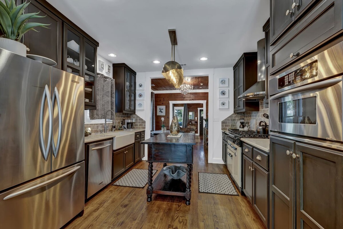 Walk to SOCO | Austin Luxury | Hot Tub | Fire Pit