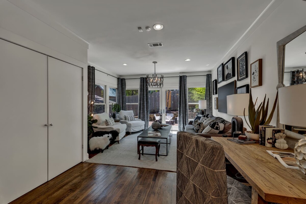 Walk to SOCO | Austin Luxury | Hot Tub | Fire Pit