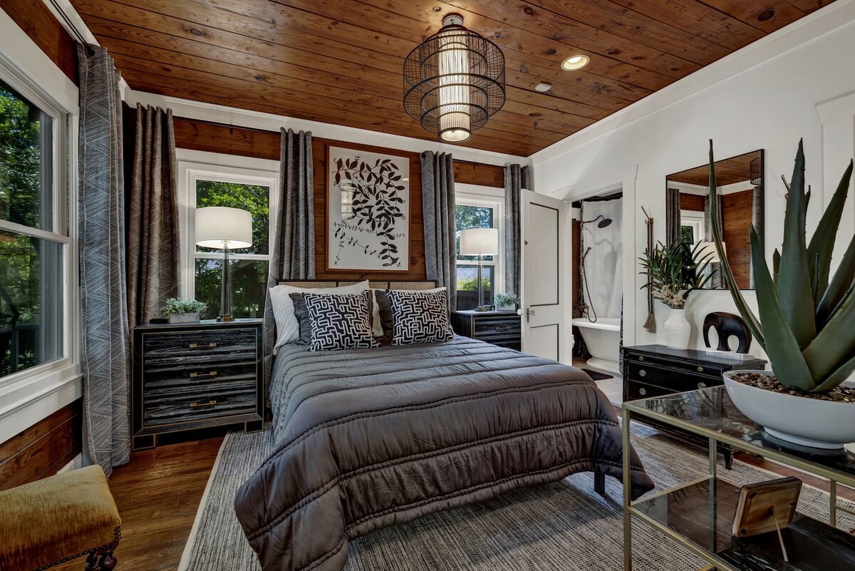 Walk to SOCO | Austin Luxury | Hot Tub | Fire Pit