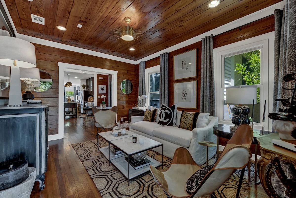Walk to SOCO | Austin Luxury | Hot Tub | Fire Pit