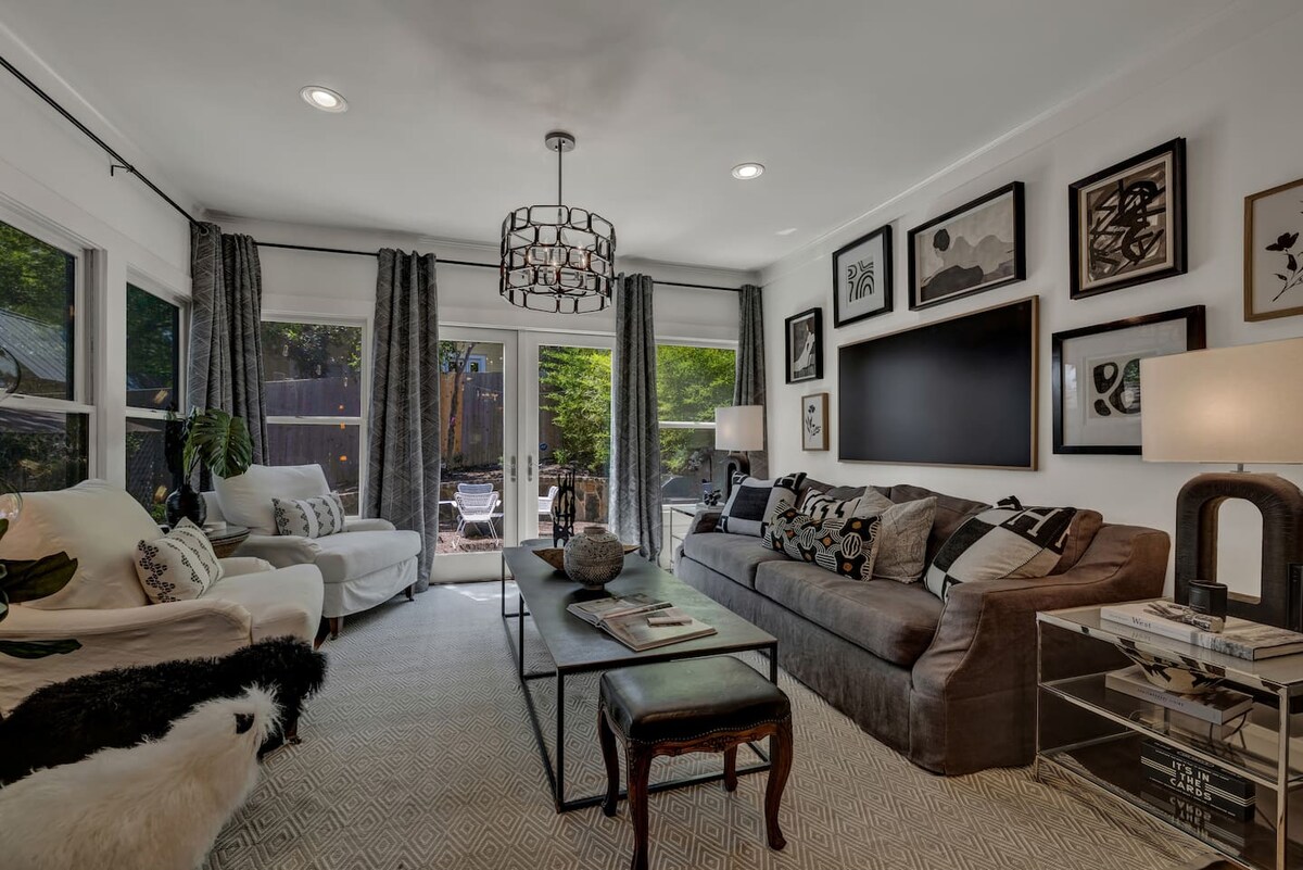 Walk to SOCO | Austin Luxury | Hot Tub | Fire Pit