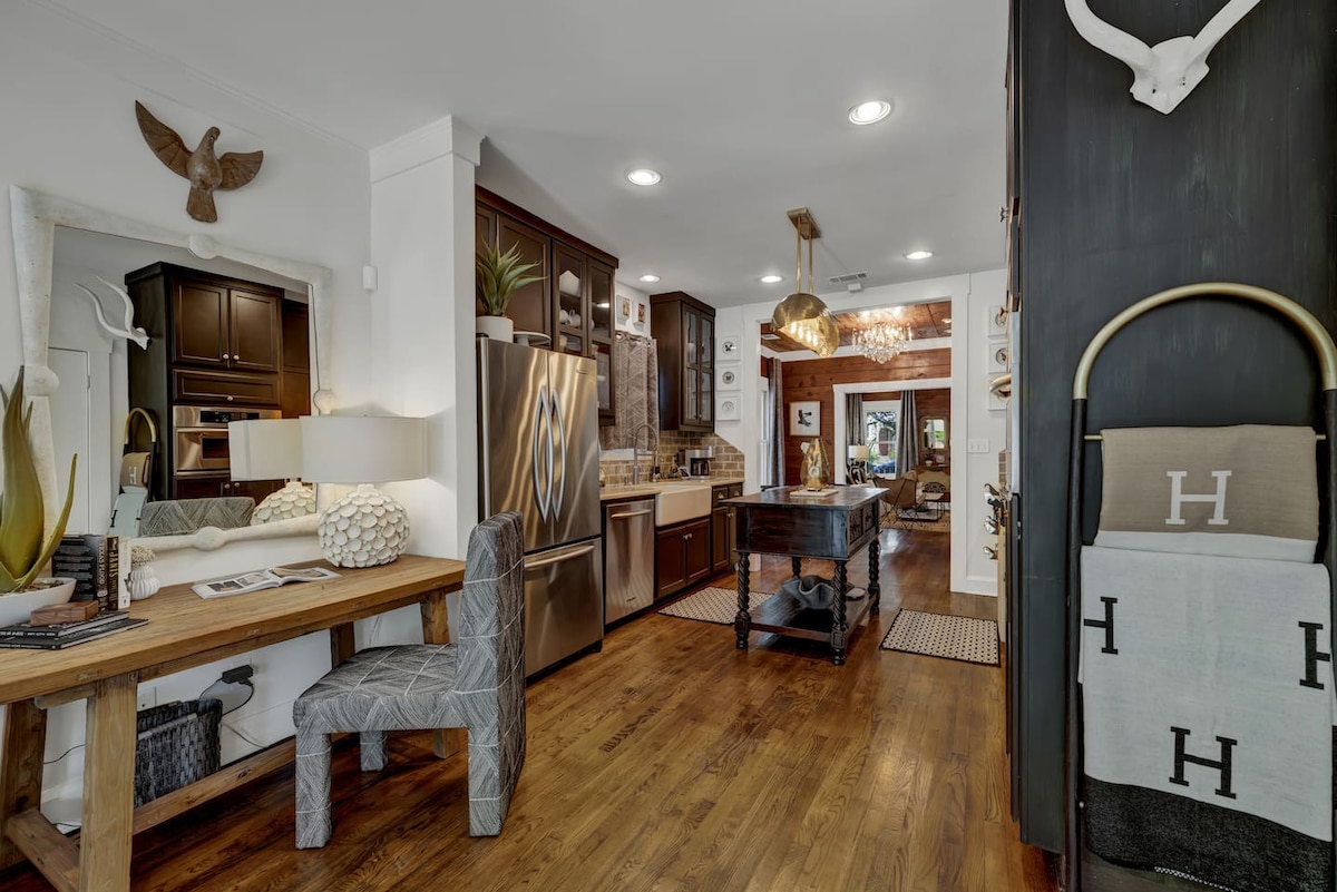Walk to SOCO | Austin Luxury | Hot Tub | Fire Pit