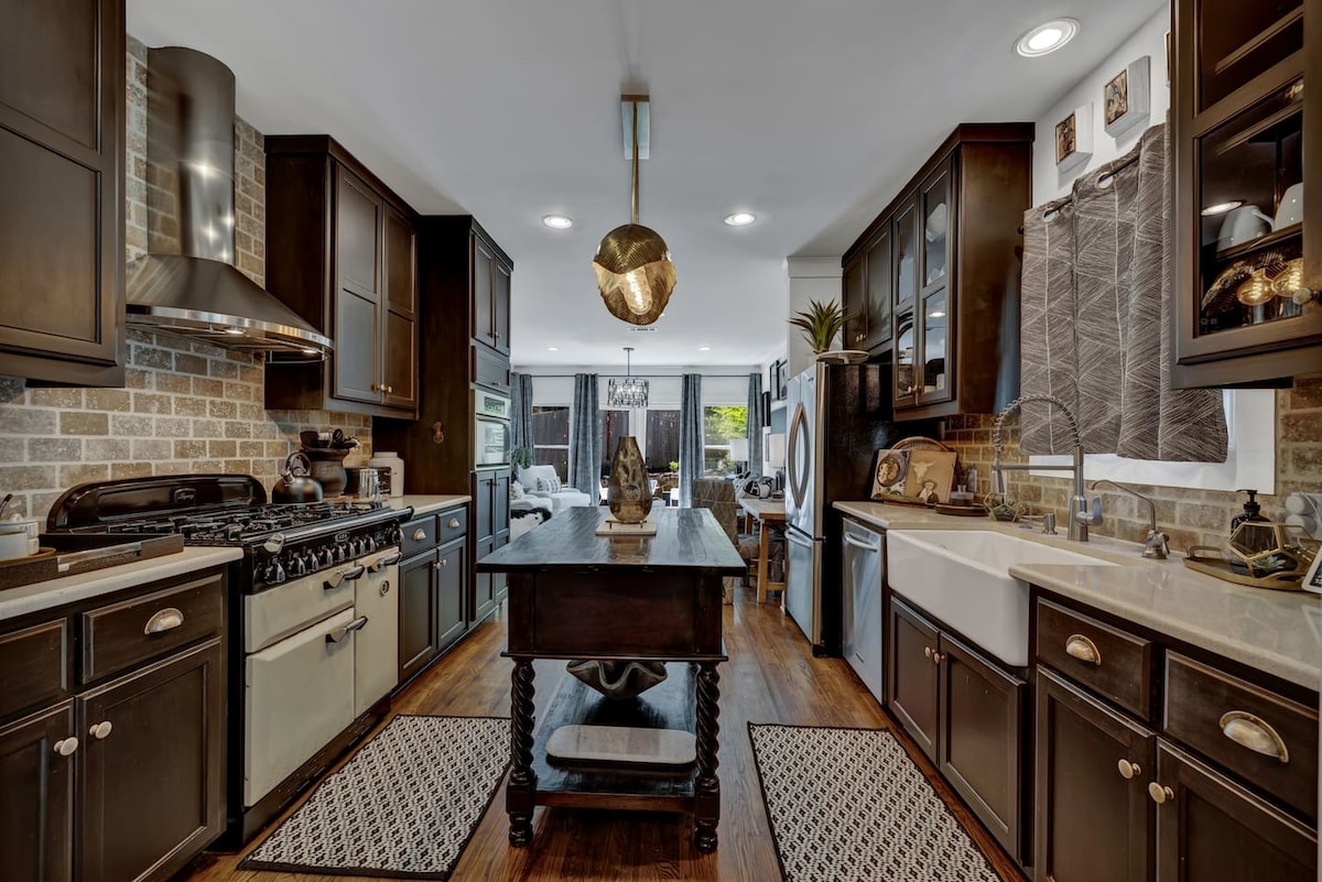 Walk to SOCO | Austin Luxury | Hot Tub | Fire Pit