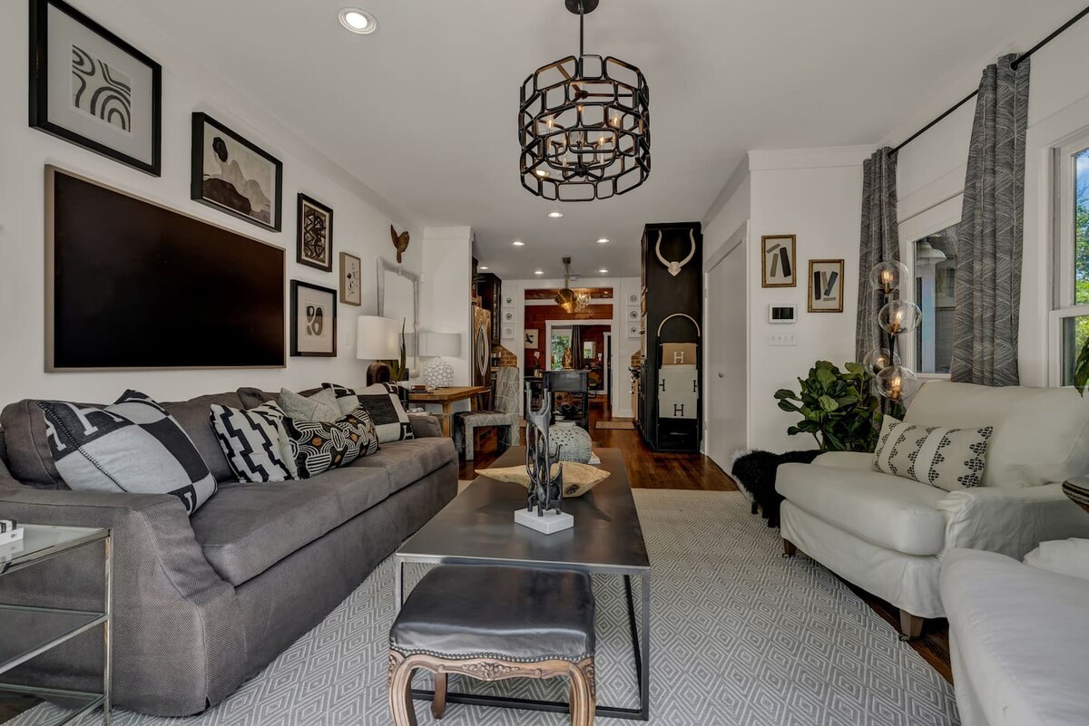 Walk to SOCO | Austin Luxury | Hot Tub | Fire Pit
