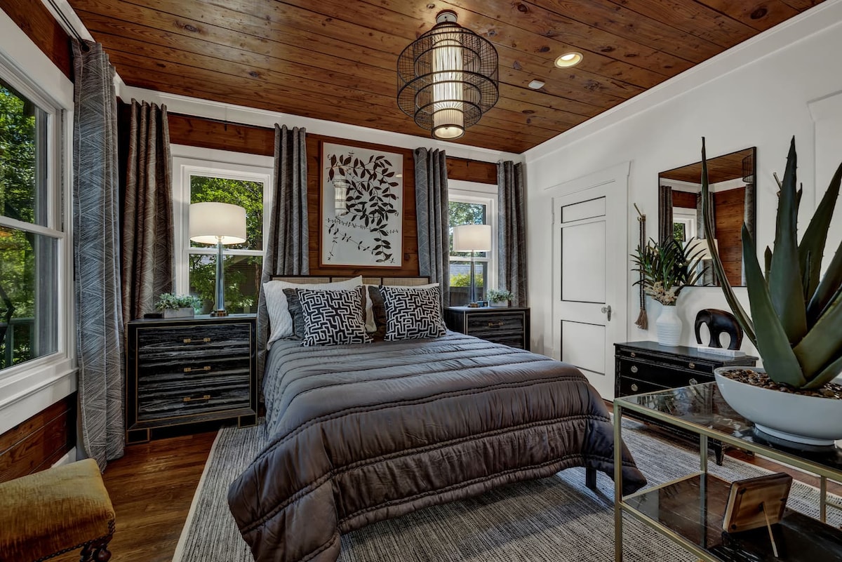 Walk to SOCO | Austin Luxury | Hot Tub | Fire Pit