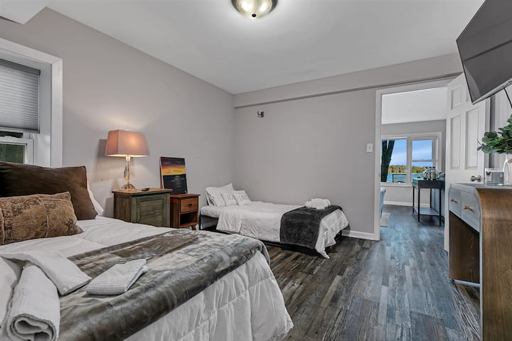 ห้องนอน 3 |ชั้นใต้ดิน| เตียงควีนไซส์และเตียงเดี่ยว | ไฟส่องสว่างและพื้นที่เก็บของกว้างขวาง