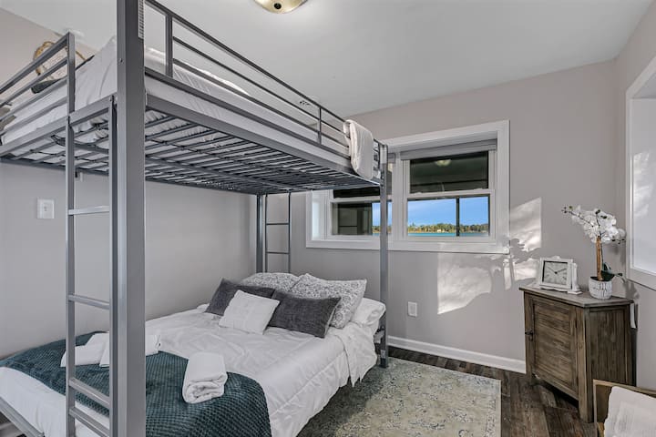 ห้องนอน 4 |ชั้นใต้ดิน| เตียงสองชั้น| หน้าต่างวิวทะเลสาบและการตกแต่งที่อบอุ่น