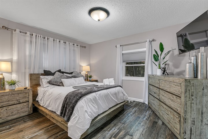 ห้องนอน 1 | ชั้นแรก | เตียงควีนไซส์ ผ้าปูที่นอนนุ่มและแสงธรรมชาติ