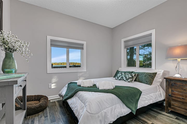 ห้องนอน 2 |ชั้นแรก| เตียงคู่| หน้าต่างวิวทะเลสาบ การตกแต่งที่อบอุ่นและพื้นที่ผ่อนคลาย