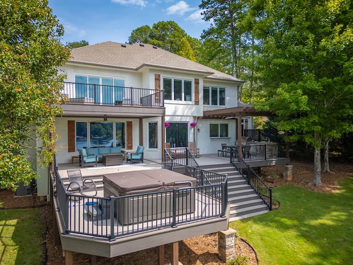 Southern Belle on Keowee with Hot Tub