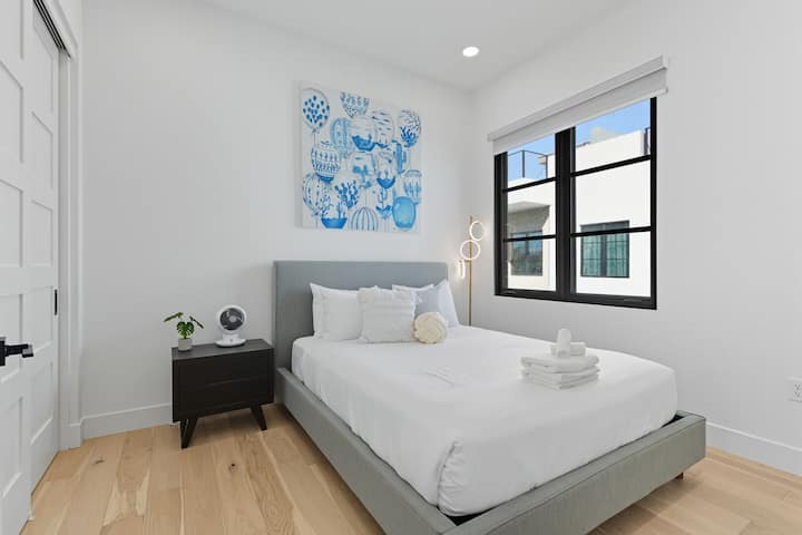 חדר שינה שלישי עם מיטת קווין סייז, טלוויזיה חכמה וחלל ארונות. (קומה 3)