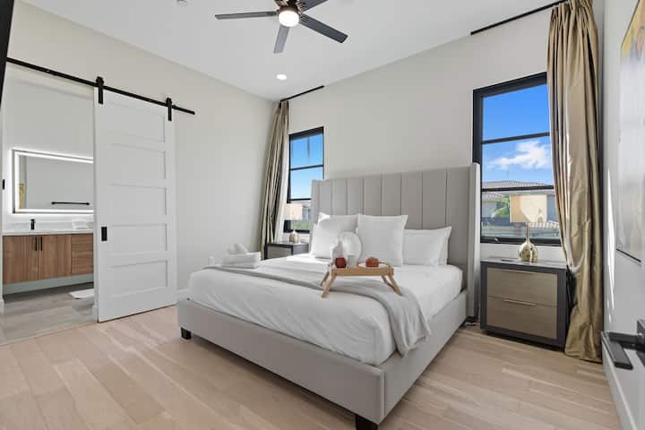 חדר שינה ראשי עם מיטת קינג סייז, טלוויזיה חכמה וחדר רחצה צמוד עם חדר ארונות גדול. (קומה 3)