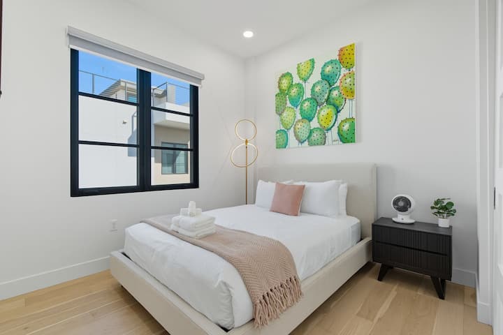 חדר שינה שני עם מיטת קווין סייז, טלוויזיה חכמה וחדר ארונות. (קומה 3)