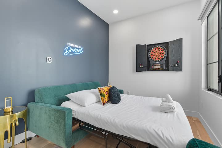 חדר שינה רביעי עם ספה נפתחת ולוח חצים. (קומה 2)