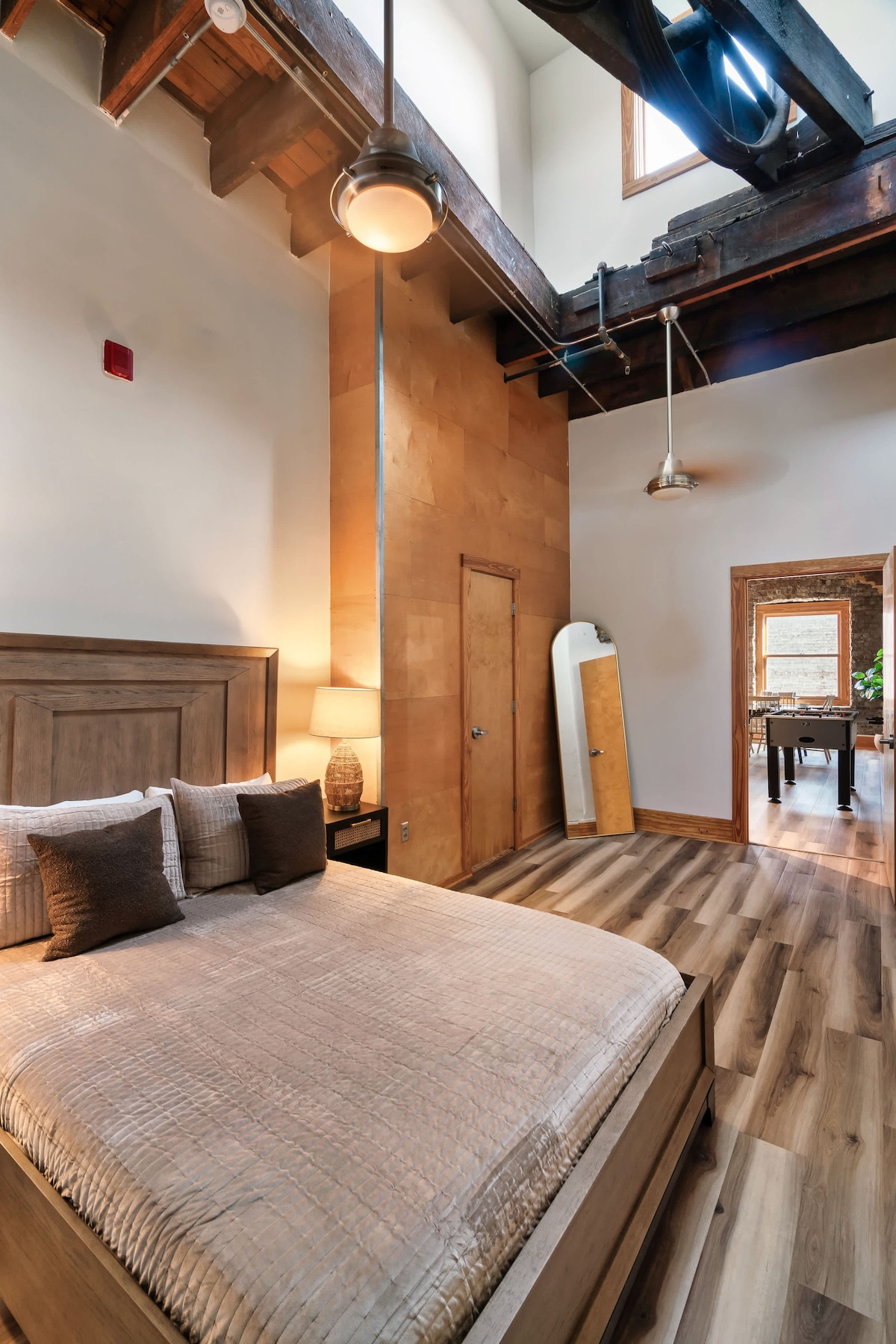 Doživite rustikalni šarm s visokim stropovima, elegantnim uređenjem i prirodnim svjetlom koje poziva na opuštanje!