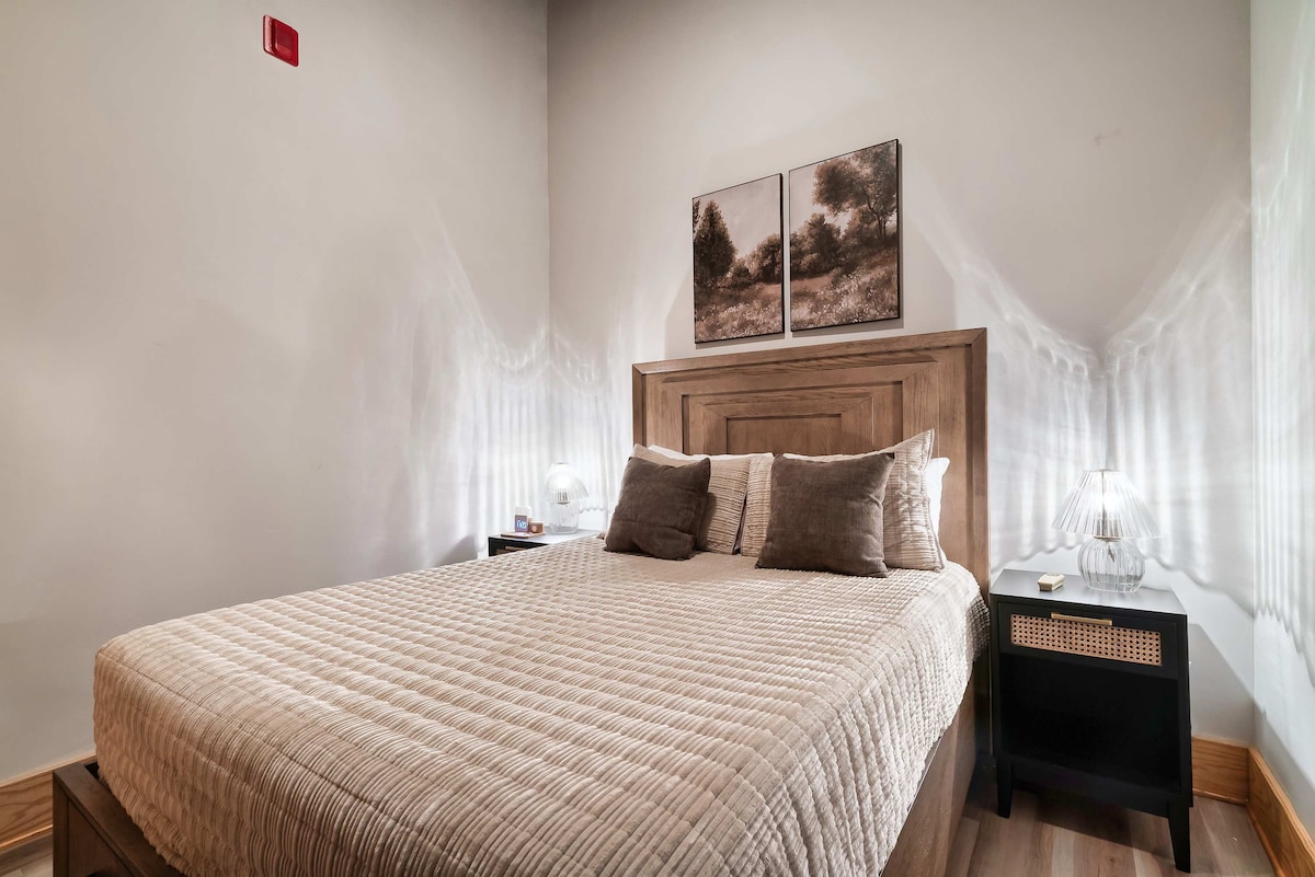 Opustite se sa stilom uz udobnu posteljinu, umjetničke ukrase i prirodno svjetlo koje prožima prostoriju!