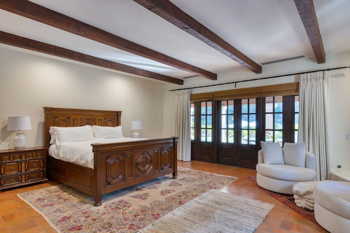 De primaire slaapkamer heeft een kingsize bed, toegang tot de patio, een open haard en een eigen badkamer.