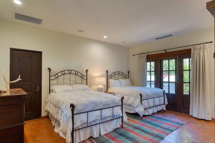 Slaapkamer 3 heeft twee volledige bedden en een open haard.