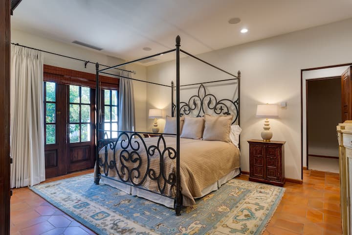 Slaapkamer 4 is voorzien van een kingsize bed, een tv en een open haard.