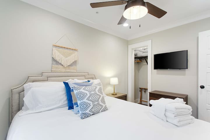 ห้องนอน 2: เตียงควีนไซส์ + ทีวี