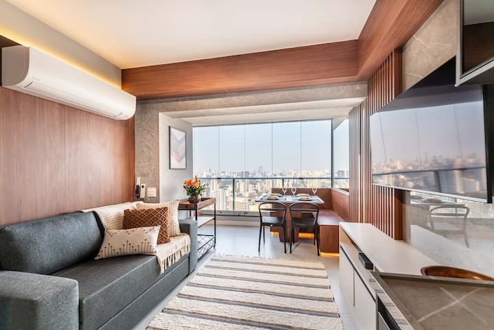 ️ סלון מרווח, משולב עם המרפסת הזכוכית ופינת האוכל. עיצוב מודרני ונוח.