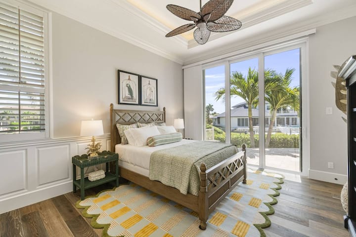 走出门，沐浴佛罗里达的阳光。