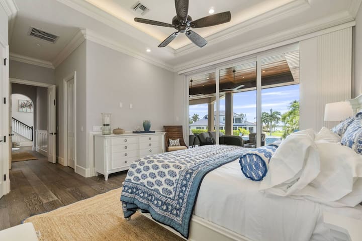 主楼层配有一张加大双人床、情绪照明、阳台通道和超大套房卫生间，让您轻松休息。