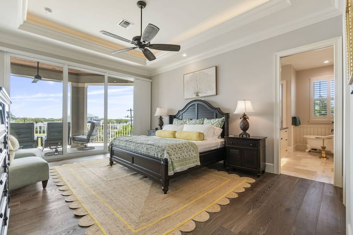 二楼的主卧室与主楼层的主卧室一样令人印象深刻。