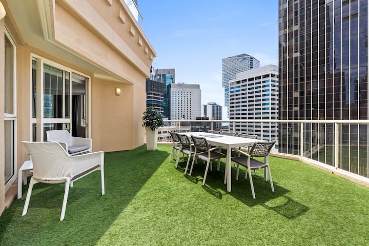 CBD Penthouse with City Views, Pool & Gym - Apartments for Rent in ...
