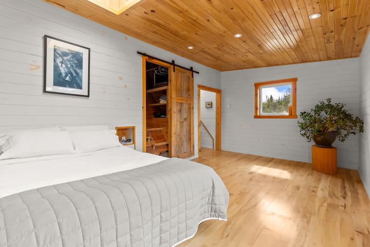 غرفة ضيوف مشرقة مع لمسات خشبية دافئة