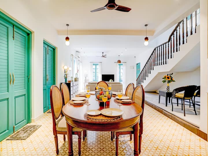 • Elegant Dining Area with Modern Table & Cozy Seating
• Stylish Interior Design with Warm Lighting Ambience
• Comfortable Space Perfect for Family Meals & Gatherings
• Contemporary Dining Setup Connected to Modular Kitchen