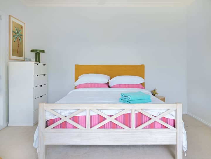 Queen 2 – Beilby Views – The Beach House People 