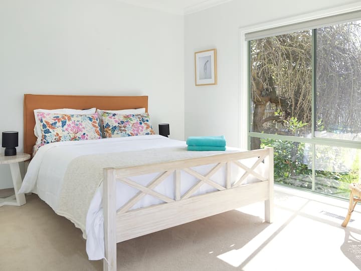 Queen 1 – Beilby Views – The Beach House People 