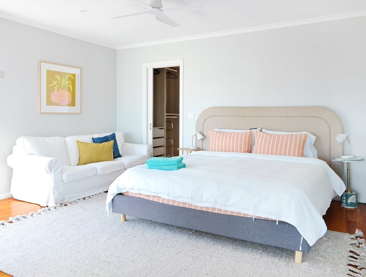 Glavna spavaća soba s bračnim krevetom na katu – Beilby Views – The Beach House People 