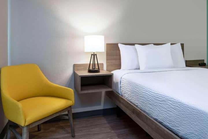 Queen | Echo Suites Indy | Near The Airport - Indianapolis, IN